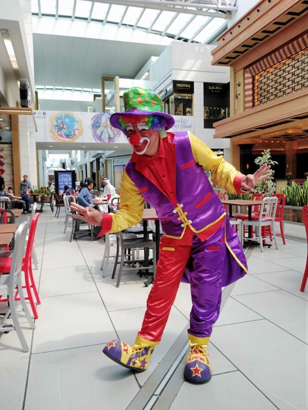 Clown With Balloon Twisting